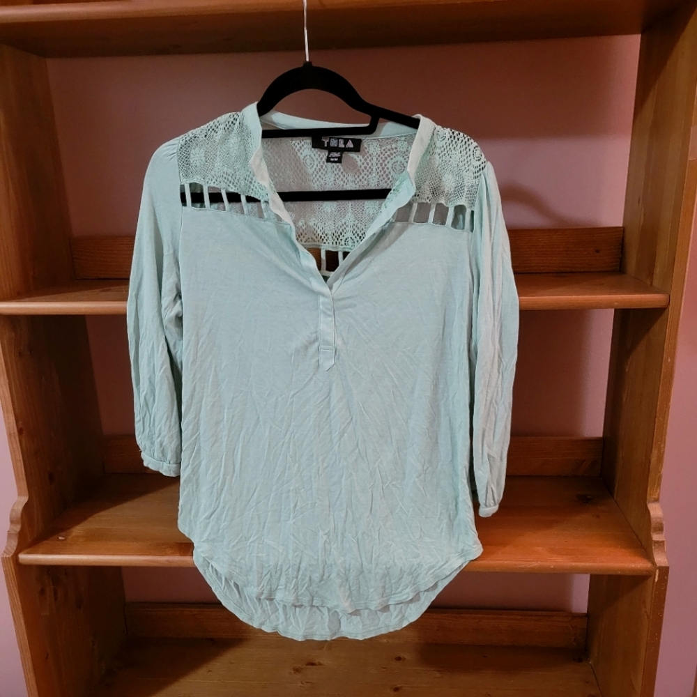 Tela women's top w/ crochet cut outs in mint green size Medium